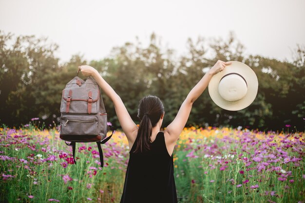 Viajero de mujer asiática con mochila con sombrero, bolso y mirando increíble