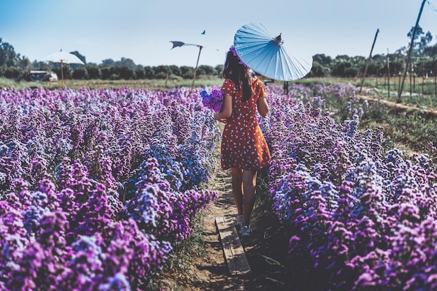 Viajero mujer asiática viaje en jardín de flores en Chiang Mai Tailandia