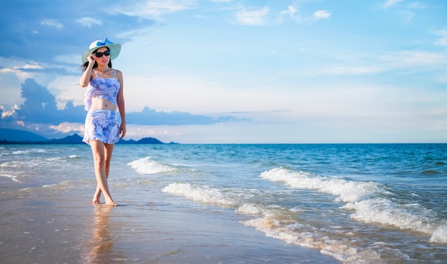 Viajero mujer en bikini disfrutando de la vista del hermoso mar en sus vacaciones.