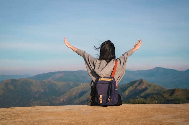 Viajero mujer disfrutando de la vista de la naturaleza en vacaciones