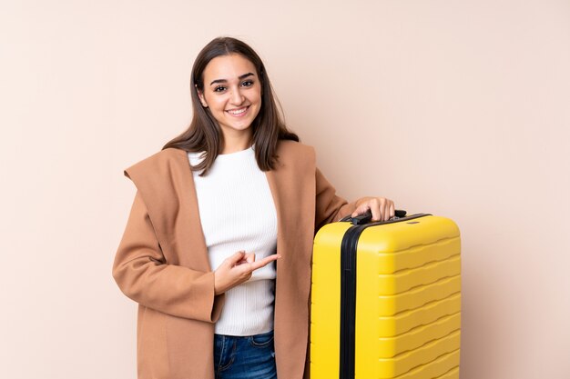 Viajero mujer con maleta y apuntando