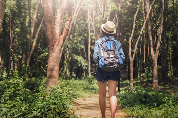 Viajero mujer con mochila disfrutando de la vista