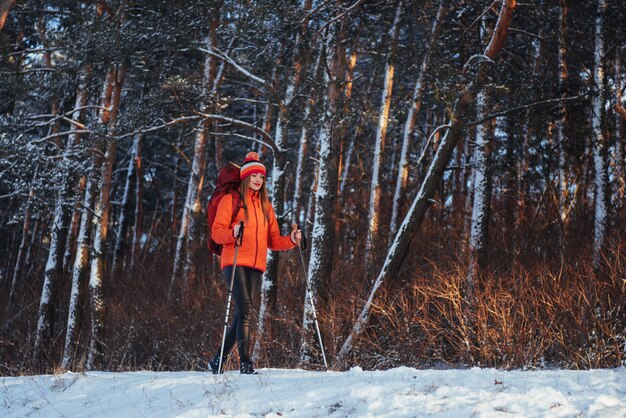 Viajero mujer con mochila senderismo Viajes Estilo de vida aventura vacaciones activas al aire libre. Bosque hermoso paisaje