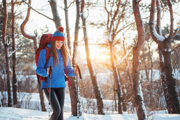 Viajero mujer con mochila senderismo Viajes Estilo de vida aventura vacaciones activas al aire libre. Bosque hermoso paisaje