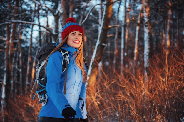 Viajero mujer con mochila senderismo Viajes Estilo de vida aventura vacaciones activas al aire libre. Bosque hermoso paisaje