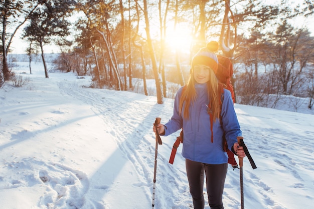 Viajero mujer con mochila senderismo Viajes Estilo de vida aventura vacaciones activas al aire libre. Bosque hermoso paisaje