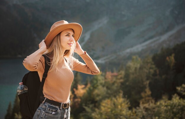 Viajero mujer con sombrero y mirando increíbles montañas y el lago, concepto de viaje de pasión por los viajes. Lago Morskoy Eye en los Tatras polacos.