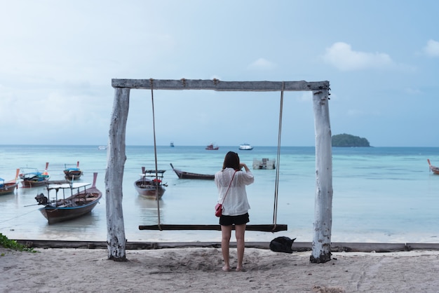 Viajero tomando una foto en la isla, Tailandia