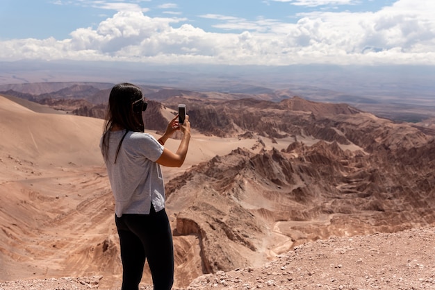 Viajero tomando fotografías en el desierto de Atacama, Chile