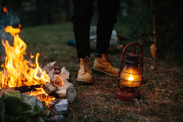 El viajero usa una lámpara de queroseno Preparando un refugio en el bosque para pasar la noche