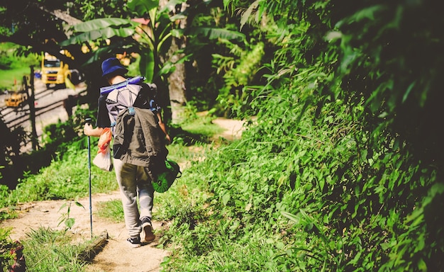 Viajeros y amigos con mochilas de senderismo Journey Travel lifestyle Trek Concept