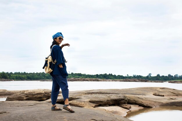 Viajeros asiáticos mujeres tailandesas viajan caminando y posando toman fotos en Sam Pan Bok es conocido como el Gran Cañón de Tailandia en el río Mekong durante la temporada de lluvias en Ubon Ratchathani Tailandia