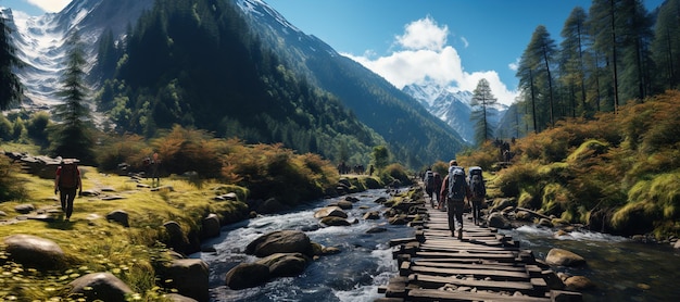 Viajeros aventureros con mochileros explorando un pintoresco sendero de montaña cruzando puentes de madera sobre un río reluciente.