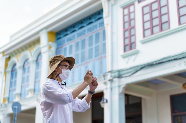 Los viajeros en la calle del casco antiguo de Phuket con la construcción de arquitectura sino portuguesa en la zona del casco antiguo de Phuket Phuket, Tailandia. Concepto de viaje