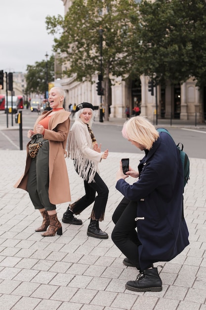 Viajeros de la ciudad de Londres con vibraciones otoñales