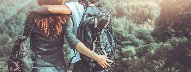 Los viajeros femeninos viajan naturaleza montaña. Feliz de viajar