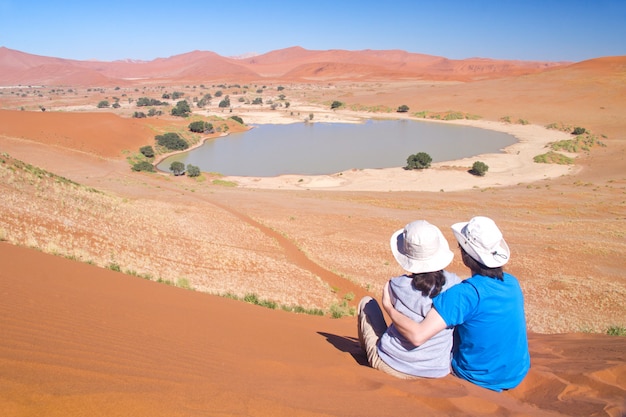 Viajeros en África, pareja de vacaciones románticas en Namibia, mirando el hermoso paisaje del desierto de Namib