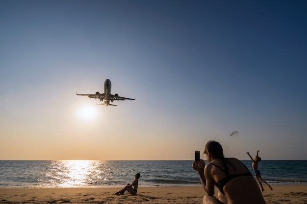 Foto viajeros indefinidos que miran y que hablan la foto al aterrizaje de avión