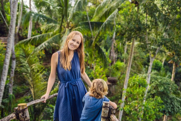 Viajeros de madre e hijo en el punto de vista en el fondo de una jungla, Bali, Indonesia.