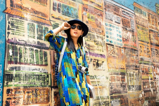 Viajeros mujer tailandesa visitan el viaje y posan para tomar una foto en la pared de arte en la calle Hollywood en la ciudad Central y Sheung Wan el 9 de septiembre de 2018 en Hong Kong China