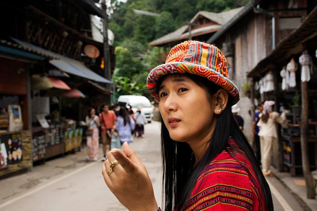 Viajeros, mujeres tailandesas, personas que viajan, visitan, descansan, se relajan y toman fotos en la colina del valle del pueblo de Baan Mae Kampong en Doi Mon Lan del parque nacional doi suthep doi pui en Mae en la ciudad de Chiang Mai Tailandia