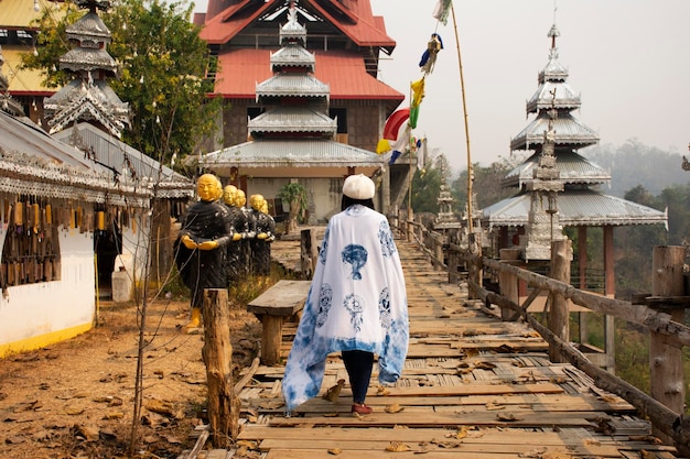 Viajeros mujeres tailandesas que caminan visitan el puente de madera de bambú Su Tong Pae del templo Phu Sa Ma mientras PM 25 Situación de polvo en el pueblo de Ban Kung Mai Sak en la ciudad de Pai de Mae Hong Son Tailandia