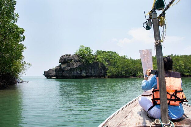 Viajeros mujeres tailandesas se sientan en un bote de cola larga flotando en el océano esperando viajar visitar el tour local Ko Khao Yai y Prasat Hin Pan Yod y San Lang Mangkorn en Pak Bara en La ngu en Satun Tailandia