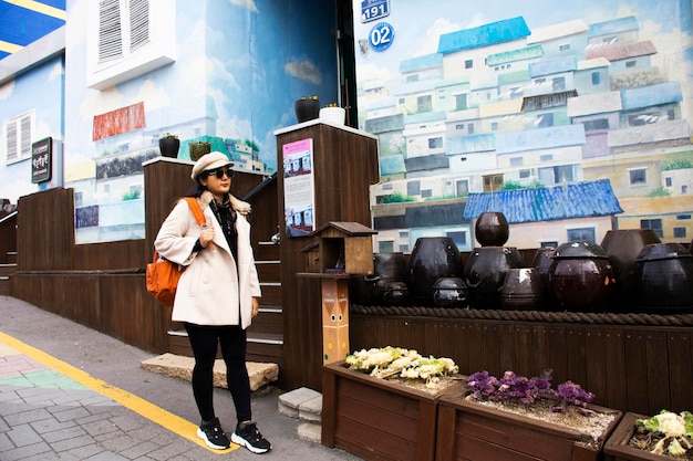 Viajeros mujeres tailandesas viajan y caminan exploran la visita de viaje en la calle en un pequeño callejón en Gamcheon Culture Village o Santorini de la ciudad de Pusan el 18 de febrero de 2023 en Busan Corea del Sur