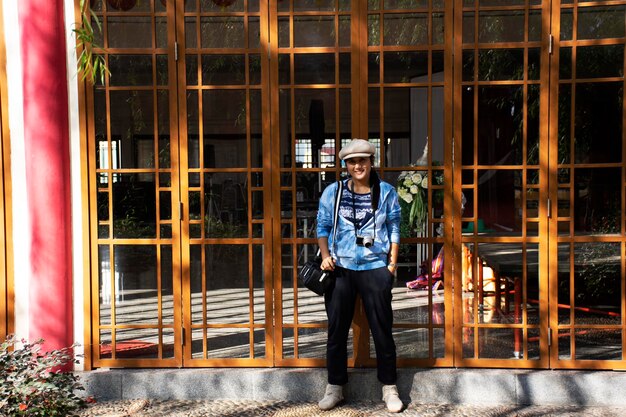 Viajeros mujeres tailandesas viajan visitan y posan retratos para tomar fotos en el jardín del Centro Cultural ThaiChinese en la ciudad de Udonthani el 19 de diciembre de 2018 en Udon Thani Tailandia