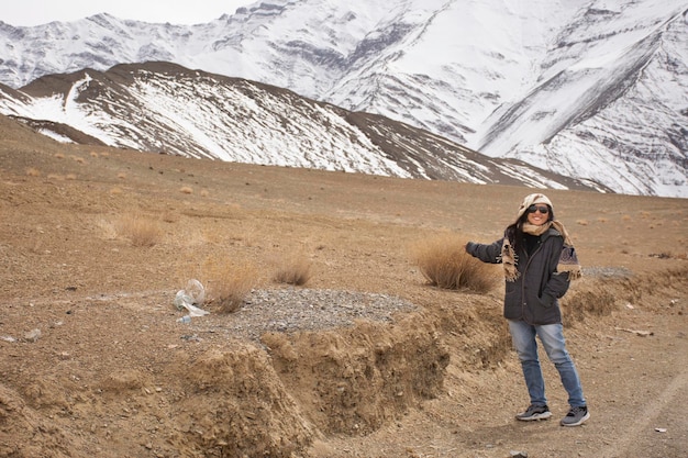 Viajeros mujeres tailandesas visitan y posan para tomar una foto con el paisaje montañoso de alta gama en la autopista Srinagar Leh Ladakh en el pueblo de Leh Ladakh en Jammu y Cachemira India en la temporada de invierno