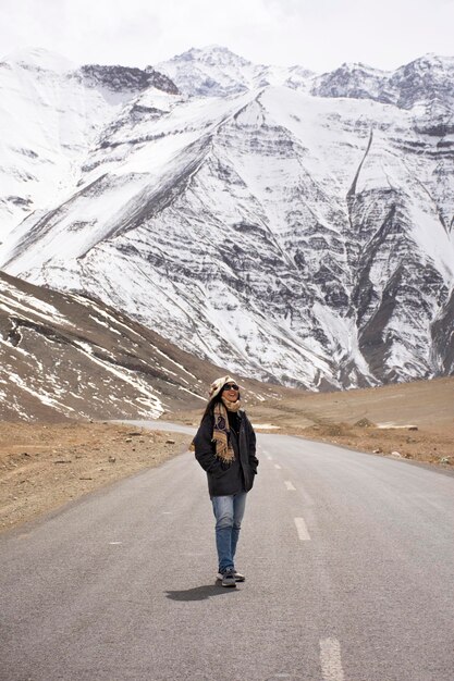 Viajeros mujeres tailandesas visitan y posan para tomar una foto con el paisaje montañoso de alta gama en la autopista Srinagar Leh Ladakh en el pueblo de Leh Ladakh en Jammu y Cachemira India en la temporada de invierno