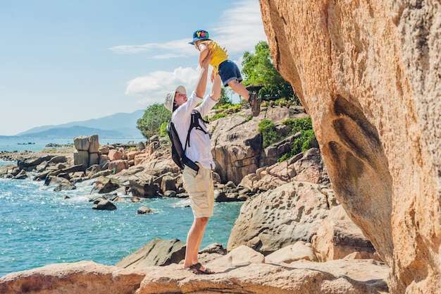 Viajeros de padre e hijo en el cabo Hon Chong, Garden stone, destinos turísticos populares en Nha Trang. Vietnam