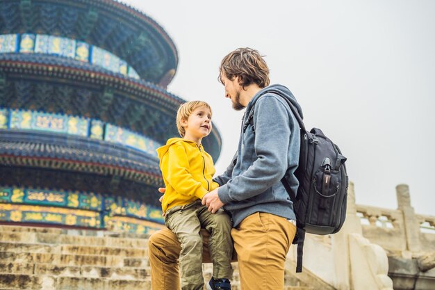 Viajeros de papá e hijo en el Templo del Cielo en Beijing Una de las principales atracciones de Beijing Viajar con la familia y los niños en el concepto de China