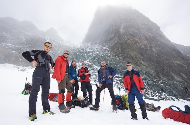 Viajeros parados al pie de la montaña Grossglockner