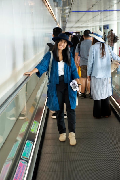 Los viajeros que caminan en la terminal tailandesa van a la estación de autobuses en el Aeropuerto Internacional de Hong Kong o en el Aeropuerto Chek Lap Kok el 3 de septiembre de 2018 en Hong Kong, China continental