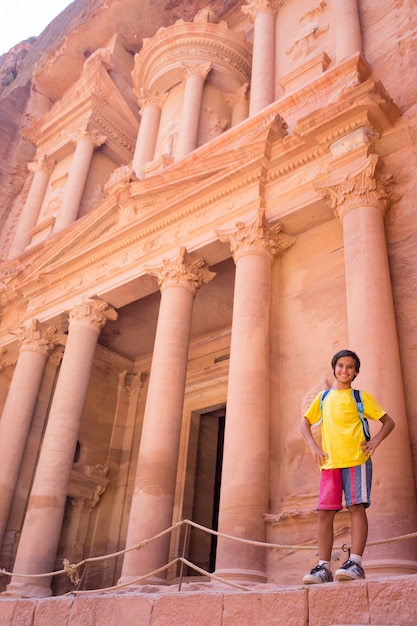 Foto viajeros que visitan petra en jordania durante el viaje de verano