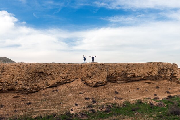 Los viajeros suben a la montaña