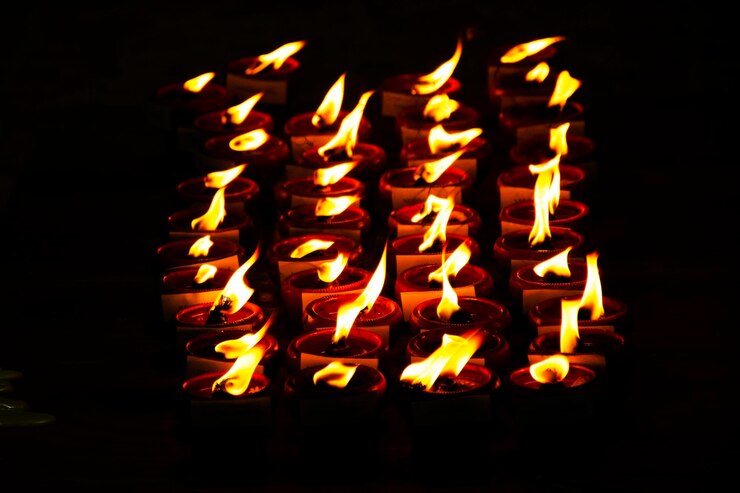 Foto los viajeros tailandeses encienden una vela de fuego por respeto orando el ángel de la deidad del dios buda con el mito de la bendición sagrada adoración misteriosa del monasterio de la pagoda del templo de wat prasat por la noche en nonthaburi tailandia