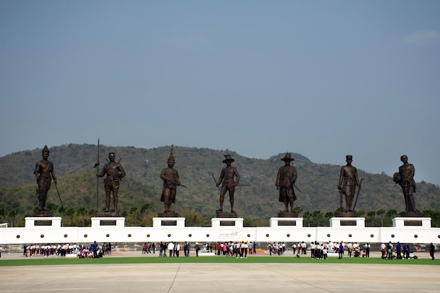 Foto los viajeros tailandeses y extranjeros que caminan visitan las estatuas de bronce de siete reyes tailandeses en el parque rajabhakti el 10 de marzo de 2018 en prachuap khiri khan tailandia