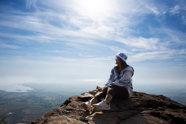 Viajeros tailandeses mujeres personas que visitan posando retrato tomar una foto en los acantilados de piedra de Khao Phraya Doen Thong punto de vista y ver el paisaje campo de arroz y nubes cielo en Phatthana Nikhom en Lopburi Tailandia