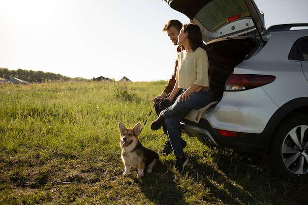 Foto viajeros de tiro completo con perro