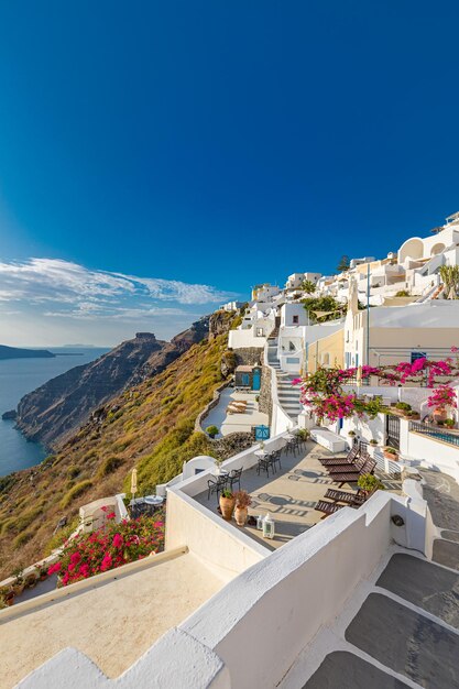 Viajes de arquitectura blanca Isla de Santorini, Grecia. Hermoso paisaje de verano, cielo del atardecer con vista al mar