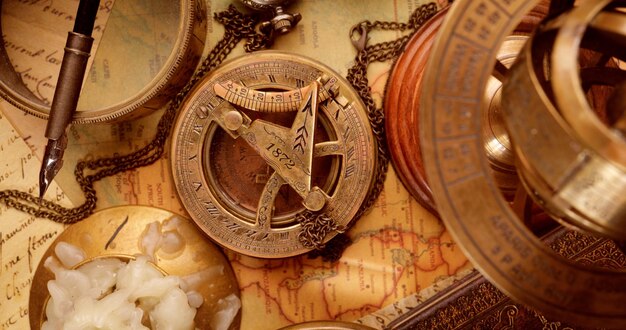 Viajes y aventuras de estilo vintage Vintage vieja brújula y otros artículos vintage en la mesa