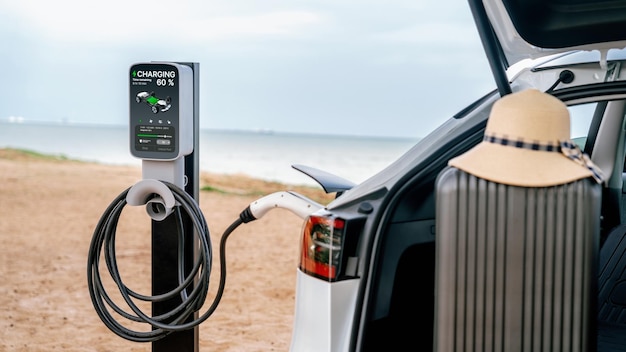 Viajes por carretera vacaciones a la playa con coche eléctrico recarga de batería Perpetuo