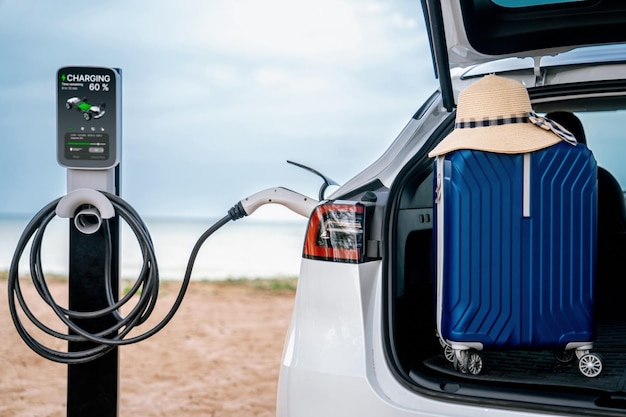 Viajes por carretera vacaciones viajando a la playa con coche eléctrico recargando batería con energía alternativa ecológica y limpia Viajes naturales con coche eléctrico para un medio ambiente sostenible Perpetuo.