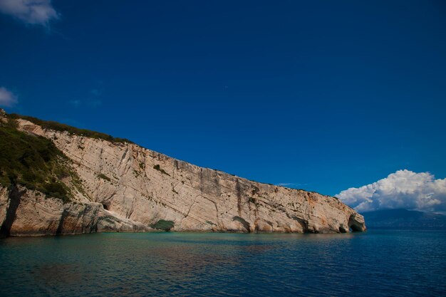 Viajes y concepto turístico Cuevas azules en la isla de Zakynthos Grecia