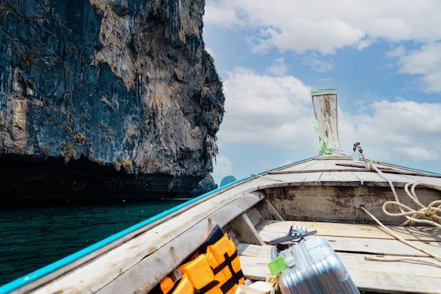 Viajes mar y montañas rocosas en Tailandiamar y barco