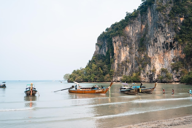 Viajes mar y montañas rocosas en Tailandiamar y barco