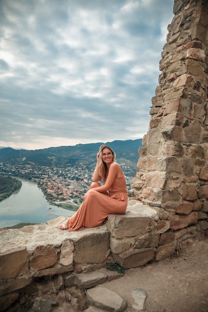 Viajes mujer posando en el contexto de las montañas y ríos