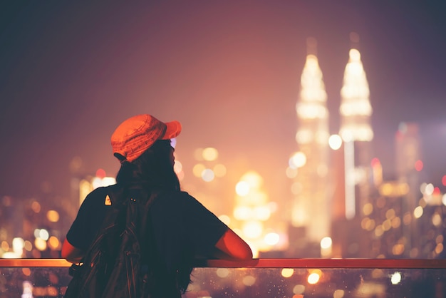 Viajes y tecnología. Mujer joven tomando foto